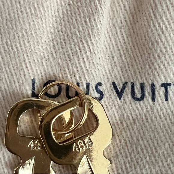 Authentic Louis Vuitton pouch and 2 keys - Picture 2 of 3